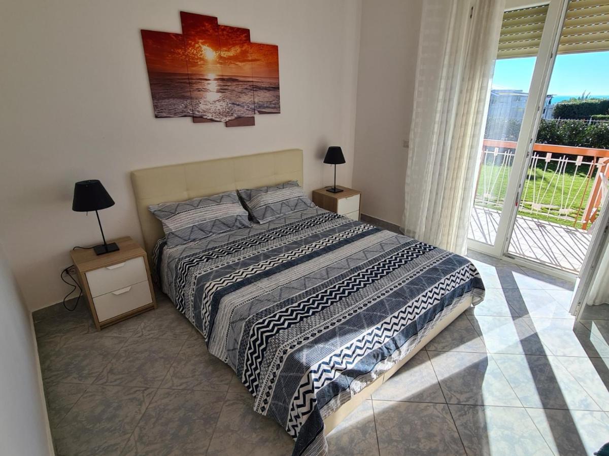 La Pioggia Nel Pineto Apartment Gaeta Bagian luar foto